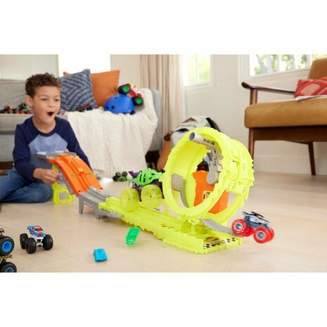 Hot Wheels Monster Truck Arena Smashers Rhinomite's Chargin' Challenge