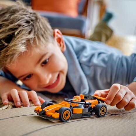 Lego City 60442 F1 Coureur met Mclaren Racewagen